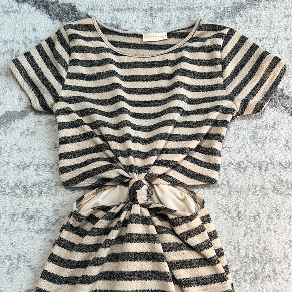 Adorable cut out dress🌸 - Picture 2 of 7